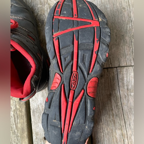 Boy’s size 3 Keen red and grey lace up shoes - Picture 5 of 6